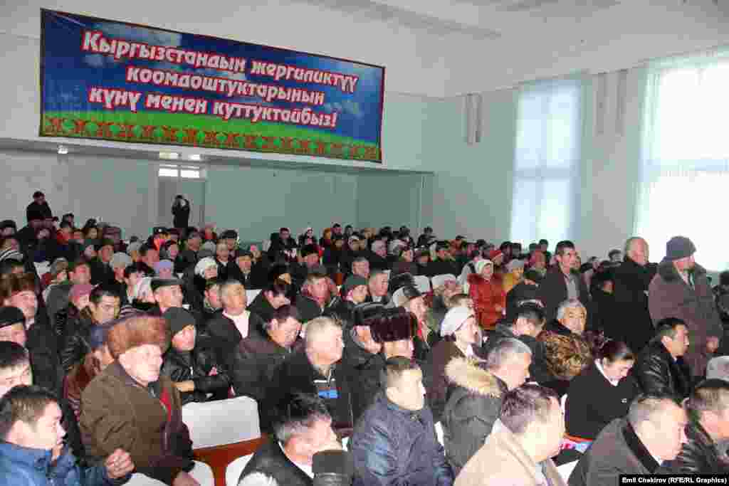 Тоң районунун тургундары премьер-министр Жоомарт Оторбаевдин катышуусунда болгон жыйын. 6-декабрь, 2014-ж. 