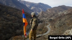 Արցախի Պաշտպանության բանակի զինծառայողը մարտական դիրքում, արխիվ
