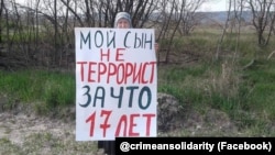 Зарема Мамутова, мати фігуранта «справи «Хізб ут-Тахрір», проводить одиничний пікет у Бахчисараї