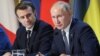Президент России Владимир Путин (справа) и президент Франции Эмманюэль Макрон 