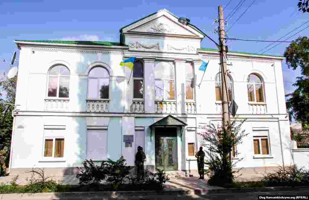 У будівлю нікого не пускають і нікого не випускають