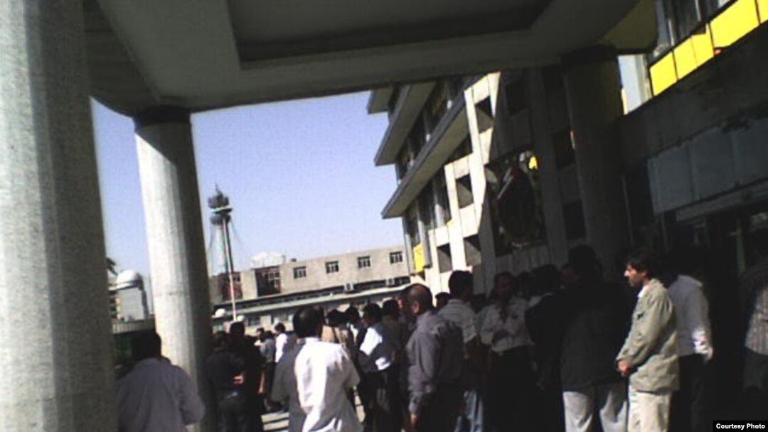نمایی از تجمع قبلی کارگران کارخانه لاستیک البرز