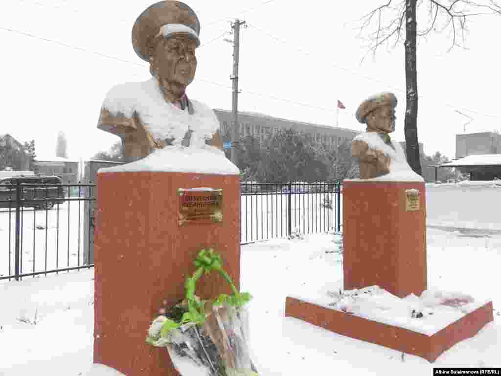 Авиация тармагында эмгек сиңирген Кубанычбек Козубековдун айкели да Таластын Бакай-Ата районунда орнотулду. 