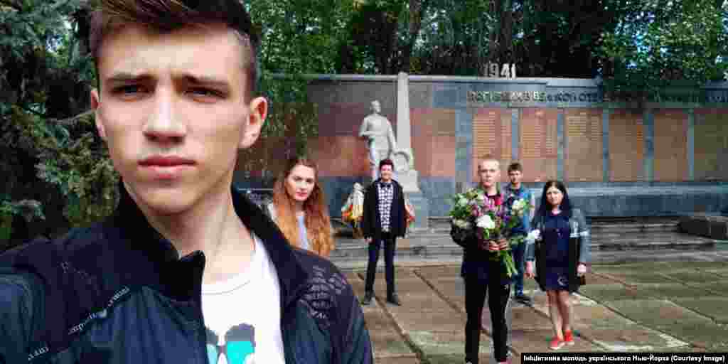 Молодежь у военного мемориала. Шевченко добавляет: «Мы очень ждем положительного решения Рады. Мы прошли трудный и тернистый путь, чтобы наша история была услышана».