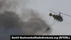 Спасатели тушат пожар, возникший в результате атаки РФ, промышленная зона в Оболонском районе Киева, 10 июня 2025 года