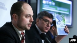 Володимир Кара-Мурза і Борис Нємцов представляють доповідь про корупцію при підготовці до Олімпіади в Сочі. Вашингтон, 30 січня 2014 року