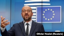 «Сьогодні президент Євроради дізнався, що офіцер безпеки, з яким у нього був тісний контакт на початку минулого тижня, отримав позитивний тест на COVID... Поважаючи правила Бельгії, відсьогодні він пішов на карантин», – написав у твітері речник Мішеля Баренд Лейтс