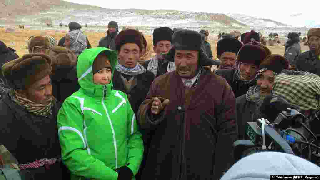 Памирлик кыргыздардын өкүлү кыргыз бийлигинен мектеп, оорукана салып, дарыгер, мугалим бөлүп берүүнү өтүндү.