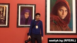 "Азаттыктын" фотокабарчысы Улан Асаналиев Мамлекеттик Эрмитаждагы америкалык фотожурналист Стив Маккаринин сүрөт көргөзмөсүндө. 19-ноябрь,2015-ж. Санкт-Петербург.