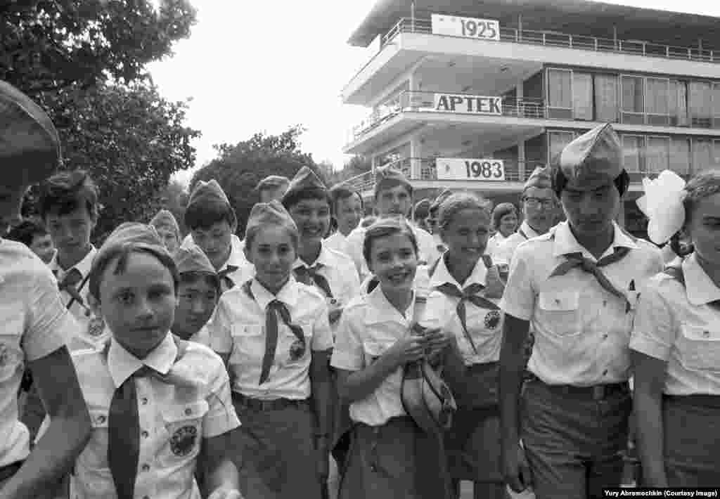 Саманта Смит (ортодо, колуна сумка кармаган) пионерлердин коштоосунда. 1983-жыл. 1982-жылы америкалык окуучу кыз Саманта Смит СССРдин лидери Юрий Андроповго кат жазып, ядролук согушка жол бербөөгө чакырган. Кат өкмөттүк "Правда" гезитине жарыяланып, Саманта советтик өспүрүмдөрдүн жашоосун өз көзү менен көрүп кетиши үчүн "Артекке" конокко чакырылган.Аны Кремль өз пайдасына колдонуп жатат деген да пикирлер айтылган. Саманта "Артекте" үч күн болуп, "Качандыр бир бул жакка дагы келем, мен сени жакшы көрөм, "Артек"!" деп коштошкон.