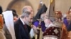 Baş nazir Nikol Paşinyan Pasxa bayramı zamanı katolikos II Qareginin əlindəki xaçı öpür.