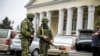 Вооруженные российские военные без опознавательных знаков (так называемые «зеленые человечки») в аэропорту Симферополя, 28 февраля 2014 года