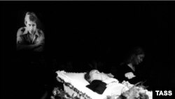Марина Владі біля труни Володимира Висоцького у Театрі на Таганці. Москва, 28 липня 1980 року