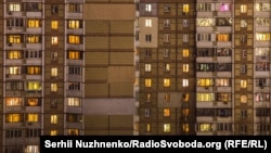 Світло у вікнах будинків спального району Києва під час карантину. Люди залишаються удома, дотримуючись ізоляції, через коронавірусну епідемію. Україна, 25 березня 2020 року. (Сергій Нужненко, RFE/RL)