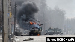 Російський бронетранспортер (БТР) горить під час бою з бійцями Збройних сил України на околиці Харкова. Після вуличних боїв ЗСУ відновили повний контроль на Харковом. Фото від 27 лютого 2022 року