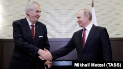Мілош Земан (л) багато разів зустрічався з Володимиром Путіним (п) і має з ним особисті приязні стосунки (фото 2017 року)