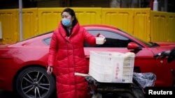 Ухань шаары ачылган алгачкы сааттарда эле ал жактан 65 миңдей адам чыгып кетти. 