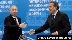 Володимир Путін і Ґергард Шредер. Петербург, 21 червня 2012 року (ілюстраційне фото)