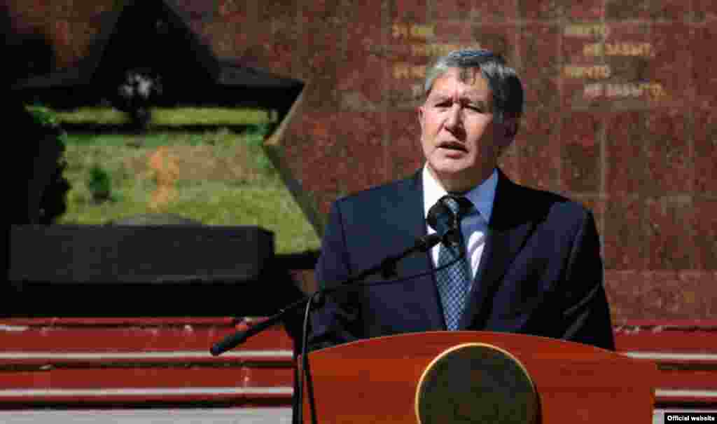 Президент Алмазбек Атамбаев Ош окуясынын эки жылдыгын эскерүү жыйынында сөз сүйлөп жатат. Ош, 10-июнь, 2012.