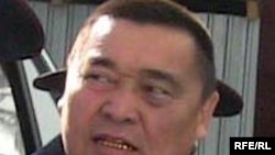 Независимый журналист Рамазан Есергепов в момент доставки в здание суда. Тараз, 8 августа 2009 года.