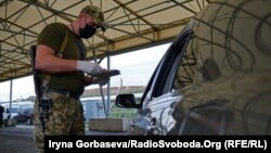 Контрольний пункт в’їзду та виїзду «Новотроїцьке» з підконтрольного Україні боку працює щодня, але бойовики пропускають людей лише двічі на тиждень
