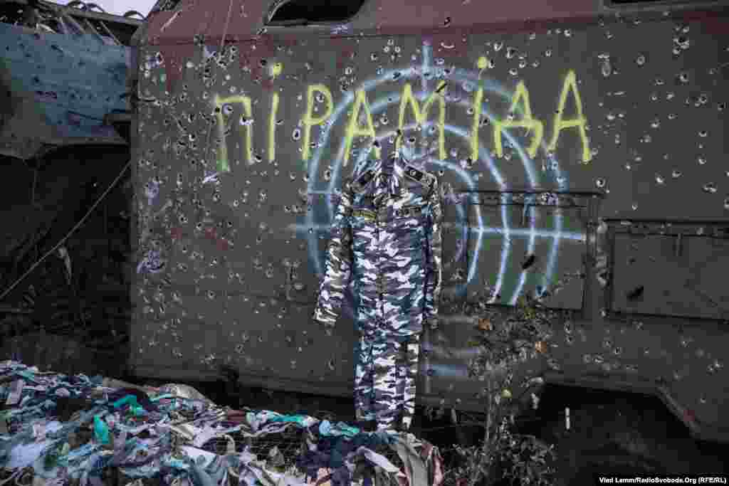 Залишена «дембельська» форма одного з загиблих бійців. Як розповіли бійці, в цій формі загиблий колись йшов на «дембель» та взяв її з собою, коли їхав на Донбас