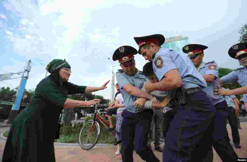 Алматы полициясы ұсталғандарды бөлімшеге әкетті. 