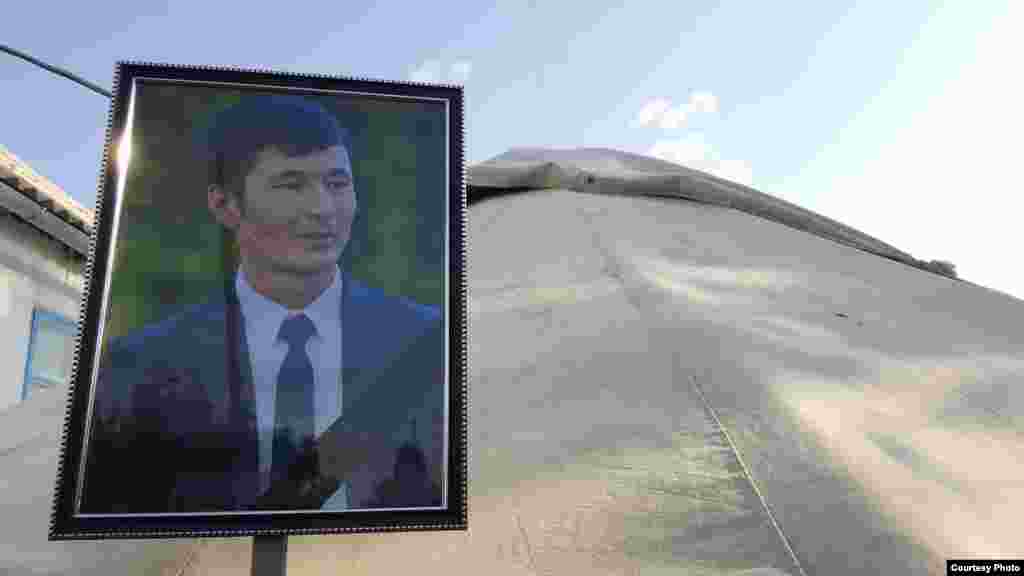 Корреспондент «Азаттыка», известный журналист-расследователь Уланбек Эгизбаев погиб 22 июля во время отдыха с семьей в пансионате «Акун» на Иссык-Куле. Ему было всего 28 лет.