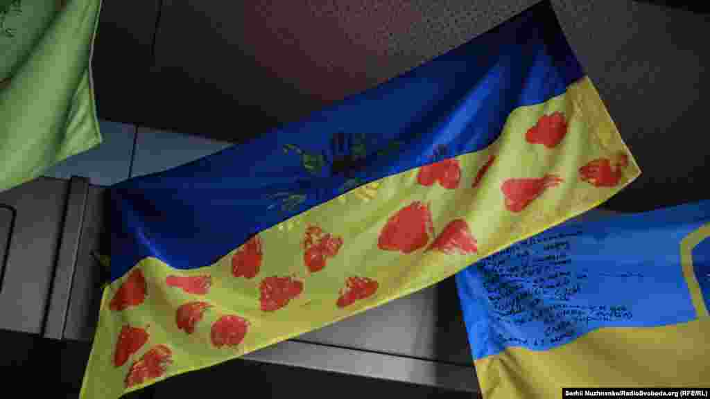 Прапор з відбитками дитячих долоньок – дитячий талісман, який подарували бійцям батальйону особливого призначення «Київ-1», вихованці столичного дитячого садка № 474 «Україночка». 