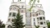 Згідно з декларацією про доходи та майно Володимира Зеленського, його дружина Олена володіє квартирою в Лівадії площею 129,8 кв. метрів
