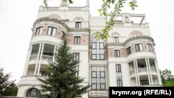 Згідно з декларацією про доходи та майно Володимира Зеленського, його дружина Олена володіє квартирою в Лівадії площею 129,8 кв. метрів