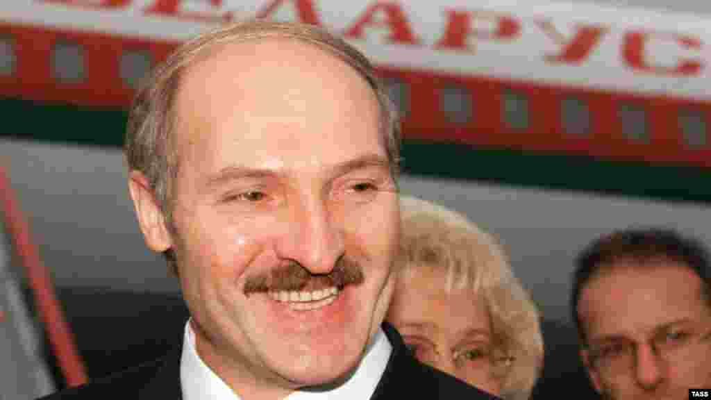 1999 год. Лукашэнка ў Маскве, дамова аб «саюзнай дзяржаве» вось-вось будзе падпісаная, Ельцын у Расеі непапулярны, а Лукашэнку, нягледзячы на палітычныя і эканамічныя крызісы ў Беларусі, большасьць расейскага насельніцтва сымпатызуе