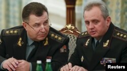 Степан Полторак (п) і Віктор Муженко