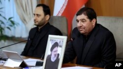 Перший віцепрезидент Ірану Мохаммад Мохбер (праворуч), нині виконувач обов’язків президента, веде засідання кабінету міністрів у Тегерані, 20 травня 2024 року