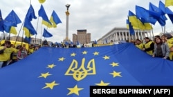 Ілюстраційне фото. Молодь тримає прапор Євросоюзу з гербом України на майдані Незалежності в Києві, 30 жовтня 2013 року