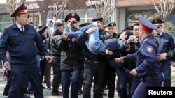 Алматыда полиция Гоголь мен Панфилов көшелерінің қиылысында жүрген адамды ұстап әкетіп барады. 22 наурыз 2019 жыл.