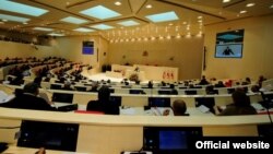 Демократия не учитывает 100-процентного согласия, всегда найдется какое-то меньшинство, которое выступит против
