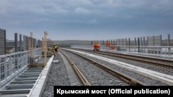 Будівельні роботи на залізничній частині Керченського мосту