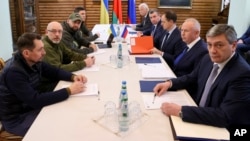 Замглавы МИДа Украины Николай Точицкий, министр обороны Алексей Резников, глава фракции «Слуга народа» Давид Арахамия и советник главы офиса президента Михаил Подоляк, а также представители РФ, включая помощника президента Владимира Мединского, на переговорах 7 марта 2022 года.