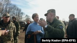 Посол ФРН в Україні Анка Фельдгузен на Донбасі