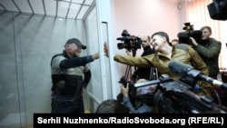 Народний депутат Надія Савченко (праворуч) спілкується з Володимиром Рубаном, керівником організації «Офіцерський корпус», під час судове засідання з обрання йому запобіжного заходу. Київ, 9 березня 2018 року