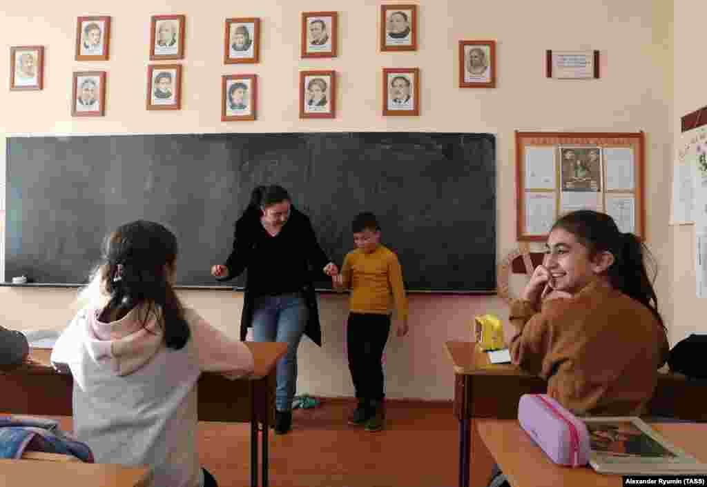 2 dekabr. Xankəndindəki məktəbdə şagird milli erməni rəqsi edir. Atəşkəs razılaşmasınadək Azərbaycan ordusunun Qarabağda irəliləməsi nəticəsində əksər ermənilər Xankəndinə sığınmağa məcbur qalmışdılar. 