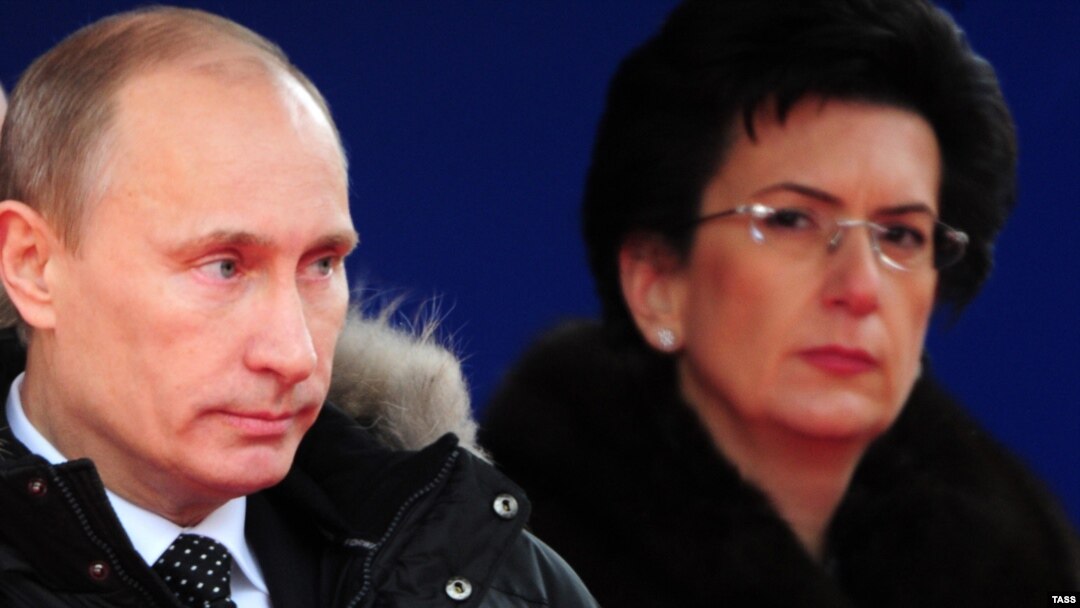 Владимир Путин и бывший спикер грузинского парламента Нино Бурджанадзе на открытии мемориала