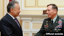 АКШнын Борбордук командачысы Дэвид Петреус кыргыз президенти Курманбек Бакиев менен жолугушууда, Бишкек, 2010-жылдын 10-марты.