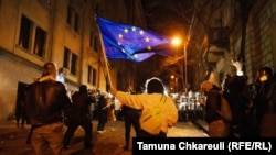 Проєвропейський протест біля будівлі Парламенту Грузії в центрі Тбілісі, 28 листопада 2024 року