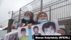 Акытхан Калида аттуу айым КЭРдин ШУАРында үч уулу жүйөөсүз эле абакта жаткандыгына нааразылык билдирип, Кытайдын Алматыдагы консулдугунун маңдайына пикетке чыкты. 20211-жылдын 11-марты.