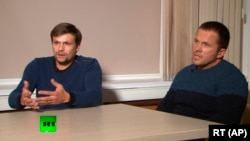 «Руслан Боширов» і «Олександр Петров» під час інтерв'ю телеканалу «Россия сегодня» 