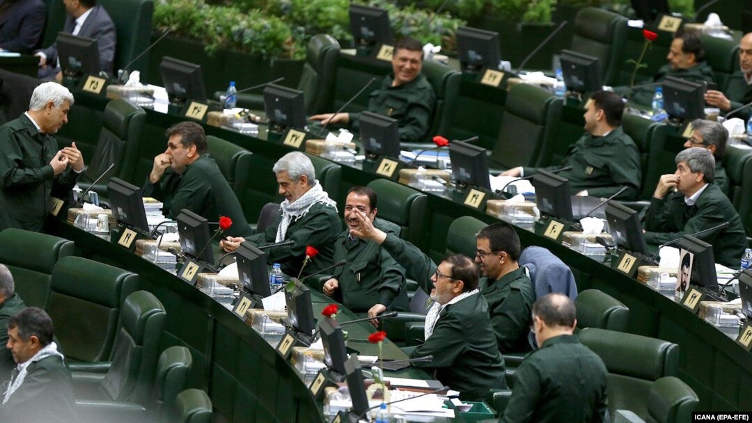 نمایندگان مجلس دهم در نشستی که در فروردین ۹۸، پس از تحریم سپاه پاسداران توسط آمریکا، برگزار شد، همگی لباس رسمی سپاه را بر تن کردند.