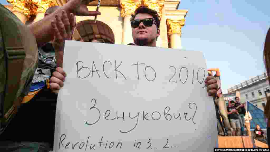 Учасники акції «Терпіти більше не можна» на майдані Незалежності у Києві, 2 липня 2019 року. Кілька сотень активістів, які виступили проти рішення ЦВК зареєструвати відеоблогера Анатолія Шарія та екскерівника Адміністрації президента часів Віктора Януковича Андрія Клюєва кандидатами в народні депутати на дочасних виборах у Верховну Раду 21 липня. Активісти заявили, що вийшли на протест проти «проросійського реваншу». ПЕРЕГЛЯНЬТЕ ФОТОГАЛЕРЕЮ