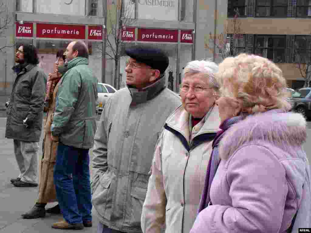 Қазақ босқындарының наразылық шеруі Вацлав алаңында серуендеп жүрген туристердің де назарынан тыс қалмады - Чех мемлекетінің азаматтары қазақ босқындарының наразылық акциясын қарап тұр.